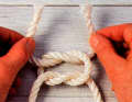 Make a second overhand knot, now the parteners must come out of the bays parallel on both sides.