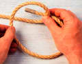 Drehe die Hand rechtsherum – das ergibt in der stehenden Part ein kleines Auge.
