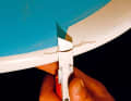 2. remove loose parts: To ensure that the layers adhere again, you should cut away any material that has been pushed on top of each other. Then "sanding" is carried out, i.e. the edge areas are sanded harmoniously so that there are no more edges. As a general rule, the sanding area should always be larger than the actual damage to ensure that the new laminate adheres well to the old, sound material.