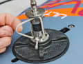 After inserting the new string, be sure to check the safety strap. This can also be subsequently replaced on many mast bases. Make sure that the rope is not too tight to prevent the bowstring from bending.