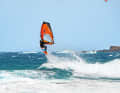 In contrast to the spin loop, the stalled forward is characterised by a climbing phase. How long this lasts depends on the take-off speed, wind strength, wave height and, last but not least, your nerves of steel. No matter how high you go, a compact body position is important when climbing: the sail is held close, the back leg is bent strongly, pulling the tail under the body.
