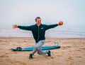 ... and stretch your arms out to the side (laterally). This exercise particularly trains mobility in the hips, stability in the torso and strength in the shoulders. Work your way up slowly and do three to four sets of ten repetitions. You have moved the weight five times to the left and five times to the right.