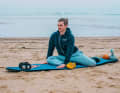 This exercise will also improve your hip mobility. But be sure to listen to your body's signals. Everyone has different body compositions and therefore feels different movements differently. Put both legs down. Place one leg in front of you and one behind you. With a straight back, lean on both arms in front of the front leg.