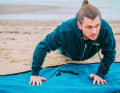 Do you want to increase the intensity? Then lower your upper body a little towards the floor. If you want to make it easier, rest your knees on the floor. This exercise trains your chest muscles in a completely different way and is at least as strenuous as the conventional push-up.