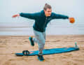 But prevention is not neglected here either. You train all the muscles around your knees so that they can protect against injuries such as cruciate ligament or meniscus tears. Ten changes of direction per raised leg are sufficient to start with.
