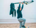 Hold the weight at the top for approx. 1-2 seconds and then slowly lower it again (2-3 seconds). Depending on how fit you are, I suggest five to ten repetitions per raised leg. You then do the whole thing in three to four sets.