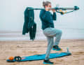 This exercise would certainly be too easy with just a boom, so you can also use your harness or neo. The leverage should not be underestimated when the neo is hanging from the outhaul. Here too, the focus is on the core, which has to compensate for all the movements, and the shoulders, which will start to burn after a few repetitions. Start with your head between the boom and then accelerate explosively as you push up.