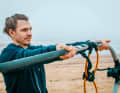 Jedem Surfer machen spätestens bei eisigen Temperaturen und dem damit einhergehenden Tragen von Handschuhen die Unterarme zu. Auch Krämpfe sind nach einer langen Winterpause keine Seltenheit. Greif den Gabelbaum so, dass beide Handinnenflächen nach oben zeigen und strecke ihn von dir weg.