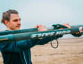 Tilt your wrists completely downwards and lift the boom 90 degrees back up to a horizontal position. Slowly increase the number of repetitions to avoid tendonitis. Even if you are approaching your first day of surfing, you should reduce the intensity so that your forearms are really fit and recovered.