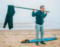 No exercise trains more muscles in the body. The squat is still the most perfect exercise of all and should not be missing here either. But here I have a modified form for you. Take your pole and hang a weight on one end. I have used my Neo. You stand at the other end of the pole. Even if a wetsuit doesn't seem heavy at first, the leverage forces should not be underestimated and can still put a lot of strain on you, as you now have to keep your balance and your entire core muscles have a lot to do.