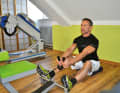 Rowing: Here you train your back and arm muscles. It is important that you keep your spine stretched in a slightly hollow back position. Start by keeping your upper body very still.
