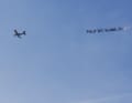 Sein Sponsor feiert ihn mit einem Flugzeug, das über dem Strand kreist.