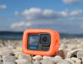 Die Auftriebshilfe schützt die Kamera auch vor Stößen, so lässt sich die GoPro auch ohne Fangleine sorgenfrei auf dem Board und im Wasser verwenden.