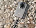 A sawn-off screw and a washer are glued in at the top with epoxy resin to secure the camera. Tip: Seal the inside of the tube three centimetres from the end and pour in resin from above. In our case, an earplug fitted in tightly.