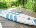 Das Board ist sportlich gestreckt, das Design elegant.