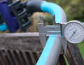 Only 28.4 mm including grip on the front hand