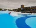 Wellenreiten in der künstlichen Welle der o2 Surftown MUC