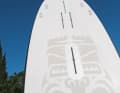 In addition to the double box for the foil, Indiana has four plugs for small wave fins and the option for a normal fin in the tail plus centre fin for the first attempts with the wing or for kids with a sail.