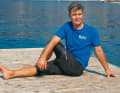 Advanced exercise: As before, additionally turn your upper body to the left/behind.