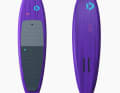 Die aus dem SUP-Foiling stammenden Downwinder sind extrem schmal und haben meist keine Fußschlaufen-Plugs