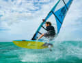 Freemoveboards wie der Fanatic Freewave sind ideal für Bump & Jump, Manöverspaß und große Sprünge:  vom Gardasee bis Hindeloopen oder Heiligenhafen.