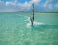 Tip: Actively load the windward edge, carve slightly into the wind during the initiation of the "duck" and try to let the mast tilt a little more to windward towards the water. | Photo True media & culture