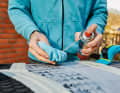 The best way to remove sanding dust and other dirt is with a mild, grease-dissolving cleaning agent. Grease remover works just as well as a cheap brake cleaner. "If necessary," says Andi Widmann, "just use warm water with washing-up liquid and a coarse brush and scrub everything really clean." Acetone, on the other hand, is less suitable as it can attack the decor