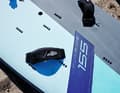 Schlaufenpositionen: Typische Freerideboards sind für Aufsteiger ins Gleitsurfen und Wiedereinsteiger ideal, bieten sie doch viele Möglichkeiten für die Montage der Schlaufen. Generell gilt: Wer lange nicht auf dem Board stand und erst mal wieder easy in die Schlaufen schlüpfen möchte, montiert die Schlaufen weit vorne und innen und stellt diese so groß ein, dass der Fuß bis zum Spann reinrutschen kann. Erst wer sich sicher fühlt und das Speedpotenzial des Bretts ausreizen will, montiert die Schlaufen schrittweise weiter nach außen.