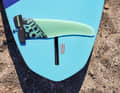Finnen & Foils: Eine grobe Faustregel für die richtige Finnenlänge bei modernen Freerideboards ist: Finnenlänge = Breite des Boards vor dem Finnenkasten. Viele Finnenkästen sind heute „foil ready“, also speziell verstärkt, um das Board auch mit einem Foil verwenden zu können. Das eröffnet neben dem klassischen Windsurfen noch eine weitere faszinierende Dimension.