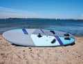 Boardmaße: Boardklassiker wie der legendäre F2 Sunset Slalom brachten es mit 105 Litern Volumen seinerzeit auf über 270 Zentimeter Länge. Moderne Freerideboards sind da deutlich kompakter. So misst ein typischer Freerider wie der JP-Australia Magic Ride bei gleichem Volumen knapp 30 Zentimeter weniger, ist dafür aber zehn Zentimeter breiter. Die Vorteile sind bessere Kippstabilität, einfacheres Halsen und besseres Höhelaufen im Gleiten. Weil aber „Länge läuft“ und das Angleiten auf langen Boards leichter fällt als auf extrem kurzen Konzepten, sind die Bretter heute wieder einen Schritt zurück „back to the roots“ als im Vergleich zu vor fünf Jahren.