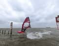 Durchfahrt verboten! Windsurfen fällt offensichtlich nicht unter das Verbot.