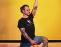 One-arm rowing: An additional weight above the head isolates the back muscles