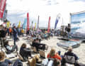 Material-Workshops, Yoga, Party und vieles mehr - beim Surf-Festival wird es auch an Land nie langweilig!