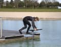 The first step is a smaller one to build up some speed and give the foil an inflow. The foil immediately generates lift, the board becomes very light and the bow wants to lift upwards. Balance this out with your arms and keep the board on course.