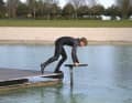Now try to build up as much speed as possible with two to three larger, more powerful steps. Always remain in a crouched position and continue to stabilise the board with your hands on the rails. The last and decisive step should be well-timed, as it should ideally end with the forefoot exactly on the edge of the bridge. This prevents you from slipping on the jump and allows you to push off the bridge more explosively with the ball of your foot.