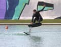Spectacular foil action without wind or boat: pump foiling is becoming a big trend. Benjamin May shows you how to do it and what you need!