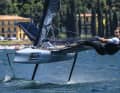 Die „Motte“ ist dem Windsurfer in der Foil-Anordnung am nächsten verwandt: aber mit Automatik am Haupt-Foil und einem verstellbaren Foil am Ruder.