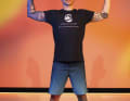 Choose a shoulder-width stance, keep your back straight and your chest proud.  Your head looks forwards and your arms are bent next to your head like a cactus from the Mexican steppe.