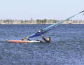 Light wind tip: In light winds, it can be helpful to hold on to the back strap with your back hand and support yourself. This also helps you to actively turn the bow out of the wind.