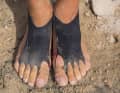 Special neoprene foot straps protect frequent surfers from open arches due to the foot straps.