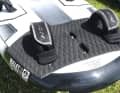 On the flat deck, the loops can also be mounted in a sporty far-out position, but also in a moderate inside position.
