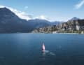 Wassersport vor einer atemberaubenden Bergkulisse - und das bei sehr verlässlichem Thermik-Wind: So wurde der Gardasee zu einem weltweit bekannten Windsurf-Mekka.