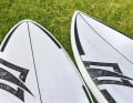 Performance-Waveboards wie der Naish Hookipa Quad (rechts) haben meist deutlich schmale Bug- und Heckpartien als Wave-Allrounder.