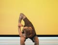 Yoga-Übung Twisted Chair