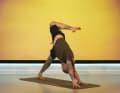 Yoga-Übung Herabschauender Hund mit Fokus auf die Hüfte