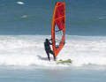 By shifting your body weight to the front leg and applying light pressure to the heels, the fins are released and you can now push the tail towards the wave trough by applying gentle pressure with the back leg. Important: Try to keep your upper body upright to avoid falling backwards under the sail.