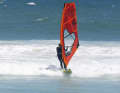 Immediately pull the former front foot further in front of the base plate (in relation to the direction of travel). Because you are now surfing on the crest of the wave and the tail is pointing towards the wave trough, the fins remain free - with the appropriate skills and a wave that is running a little, you can even extend the fin-forward ride.