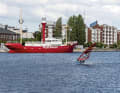 Wilhemshaven local and author Lasse Brudek surfs more or less through the city centre for the photo.