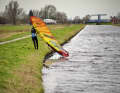 Der Ems-Jade-Kanal ist natürlich kein klassischer Surfspot, aber bei der richtigen Windrichtung für spektakuläre Fotos gut.