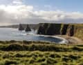 Die Felsnasen von Duncansby Stacks im Nordwesten Schottlands trotzen der ewigen Brandung.